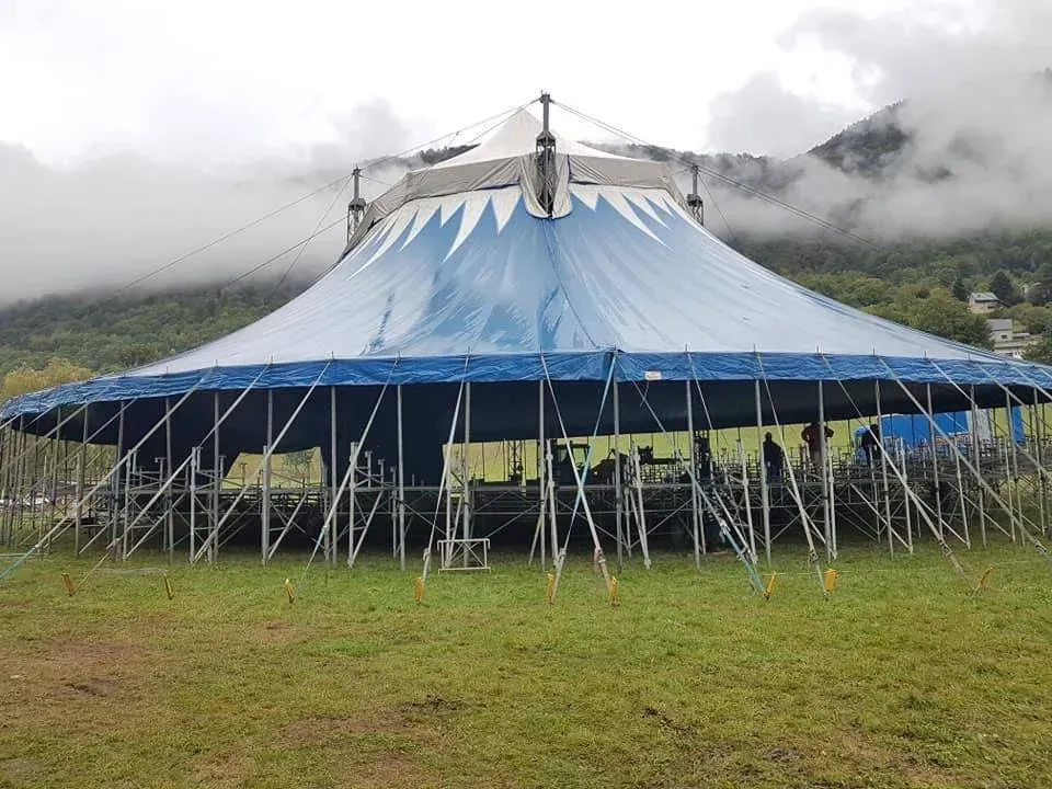 Location de notre nouveau chapiteau bleu et blanc 38 m dans les Pyrénées, à Guchan.