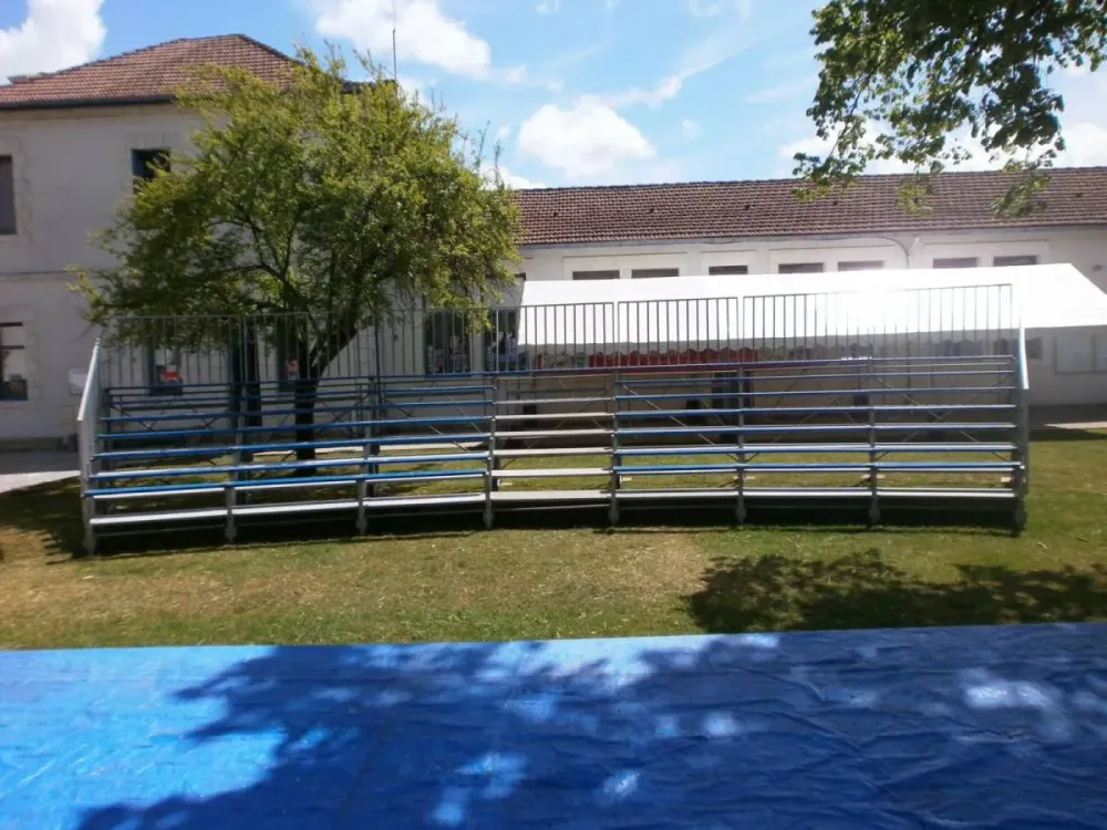 Location de Gradins normaux, banquettes bois