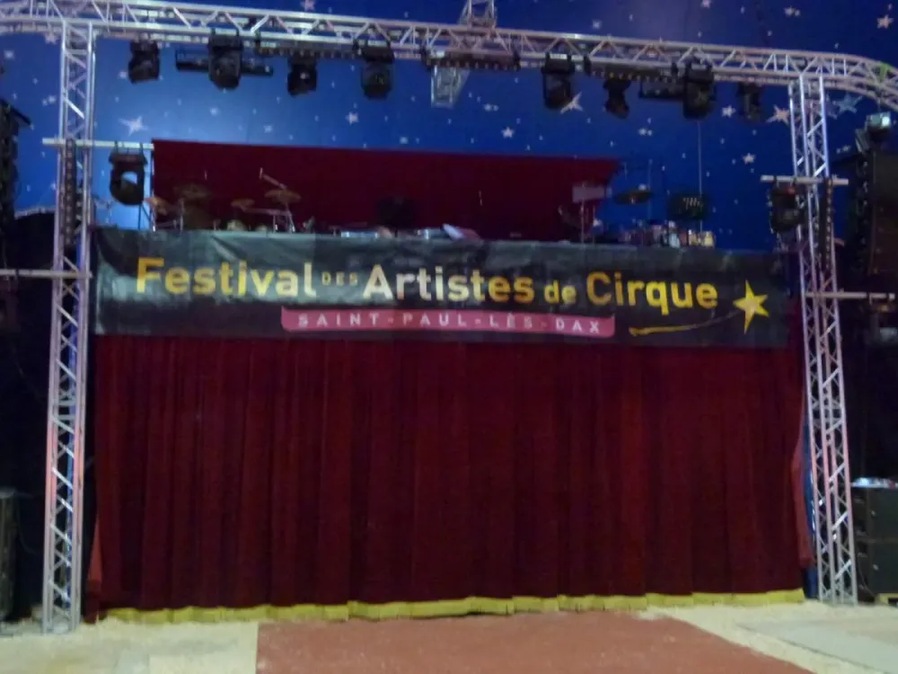 Location d'entrée des artistes avec scène orchestre et rideaux de scène